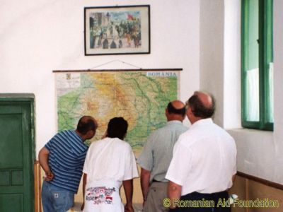 "You are here"
Visiting supporters studying a map of Romania.
Keywords: May03;School-Balinti;schools