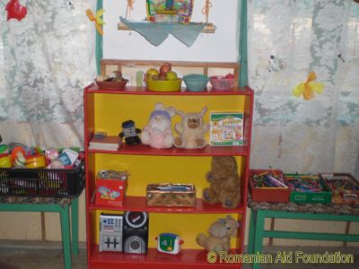 Shelving Unit at Balinti Kindergarten
This unit was donated by an infants' school in Horley, Surrey after we saw it in their scrap pile.  Still in daily use in November 2017.
Keywords: Nov09;School-Balinti;Schools