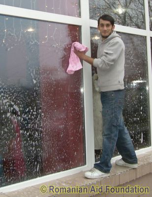 Ionut cleaning the shop windows
Keywords: Dec09;AN-Shop;