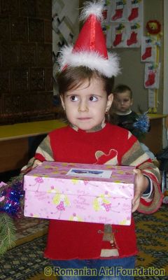 Santa came to school
Wanted the box but a bit wary of the man with the beard!
Keywords: Dec09;JBox09;School-Dorohoi#10