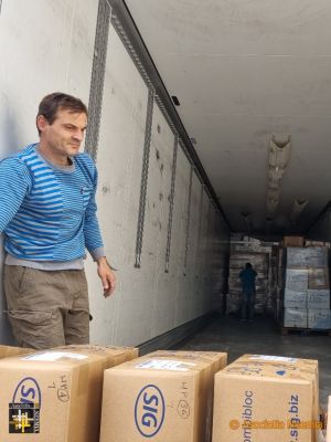 Mihai is always an enthusiastic member of the unloading team.
Keywords: oct21