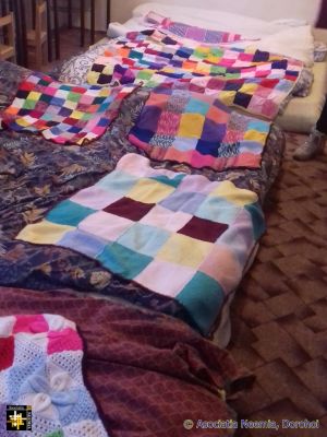 Help for Refugees
A warm roof for an overnight stay with bedding and blankets from RoAF-AN
Keywords: mar22;refugees;knits;pub2203m