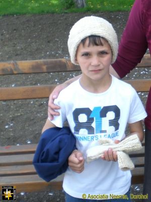 Knitted hat and gloves
The hat and gloves have been knitted by a donor who also raised the sheep.
Keywords: May15