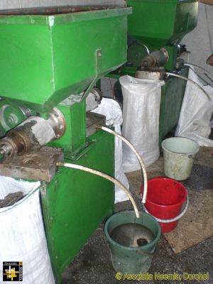 Pressing Sunflower Seeds for Oil
200 litres of sunflower oil, for donation to needy households
Keywords: Sep15;AN-Crops;pub1510o