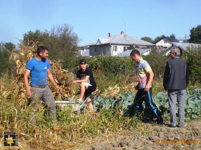 Garden Harvest at Casa Neemia
Laurentiu inspects their efforts
Keywords: sep19;pub1910o;pub1910o