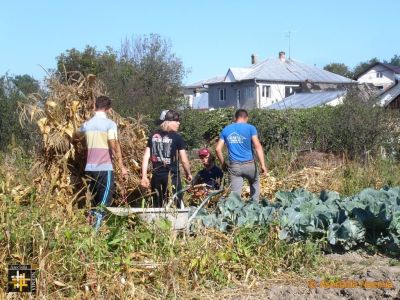 Garden Harvest at Casa Neemia
Stacking sheaves of maize
Keywords: sep19;pub1910o;pub1910o