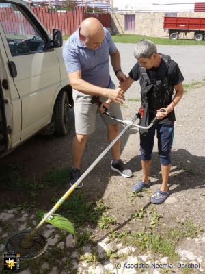 Elementary Training
Geanina sizes up the strimmer
Keywords: jul25;warehouseDM;pub2508a