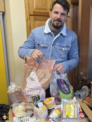 Daily Food Collection
Marcel demonstrates a typical food donation
Keywords: nov25;pub2512d