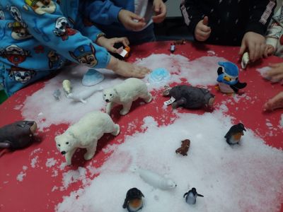 It's Snowing Indoors
Enjoying winter scenes with artificial snow 
Keywords: jan26;Schools